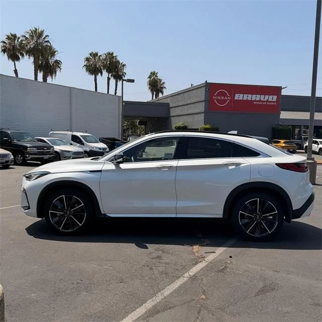 Used 2025 White INFINITI LUXE image 4