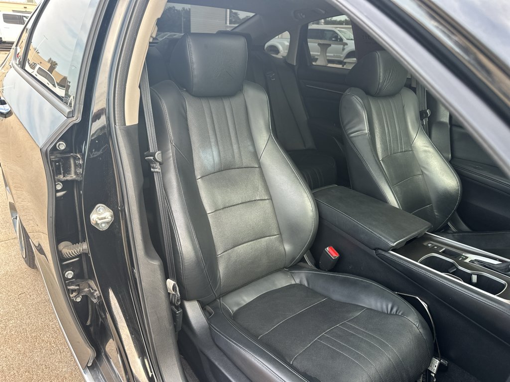 Used 2018 Crystal Black Pearl Honda Touring 1.5T image 33