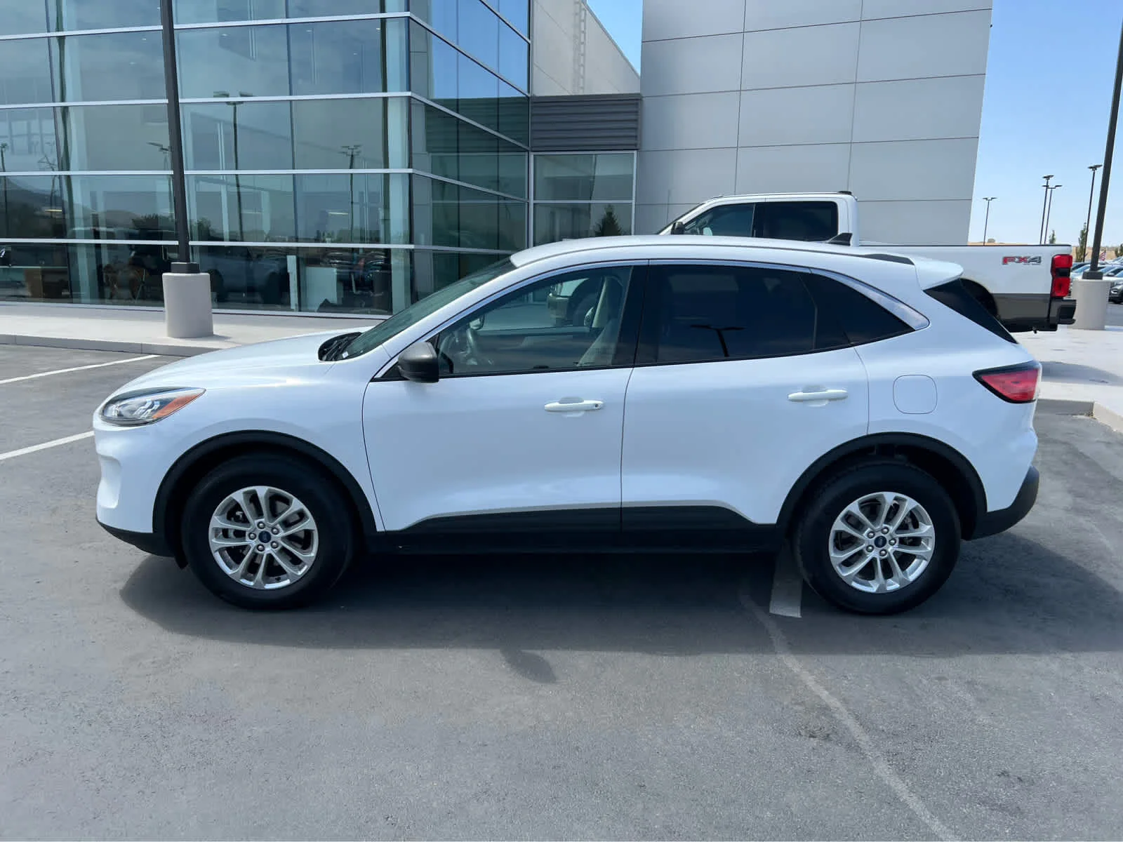 Certified Used 2022 Oxford White Ford SE image 12