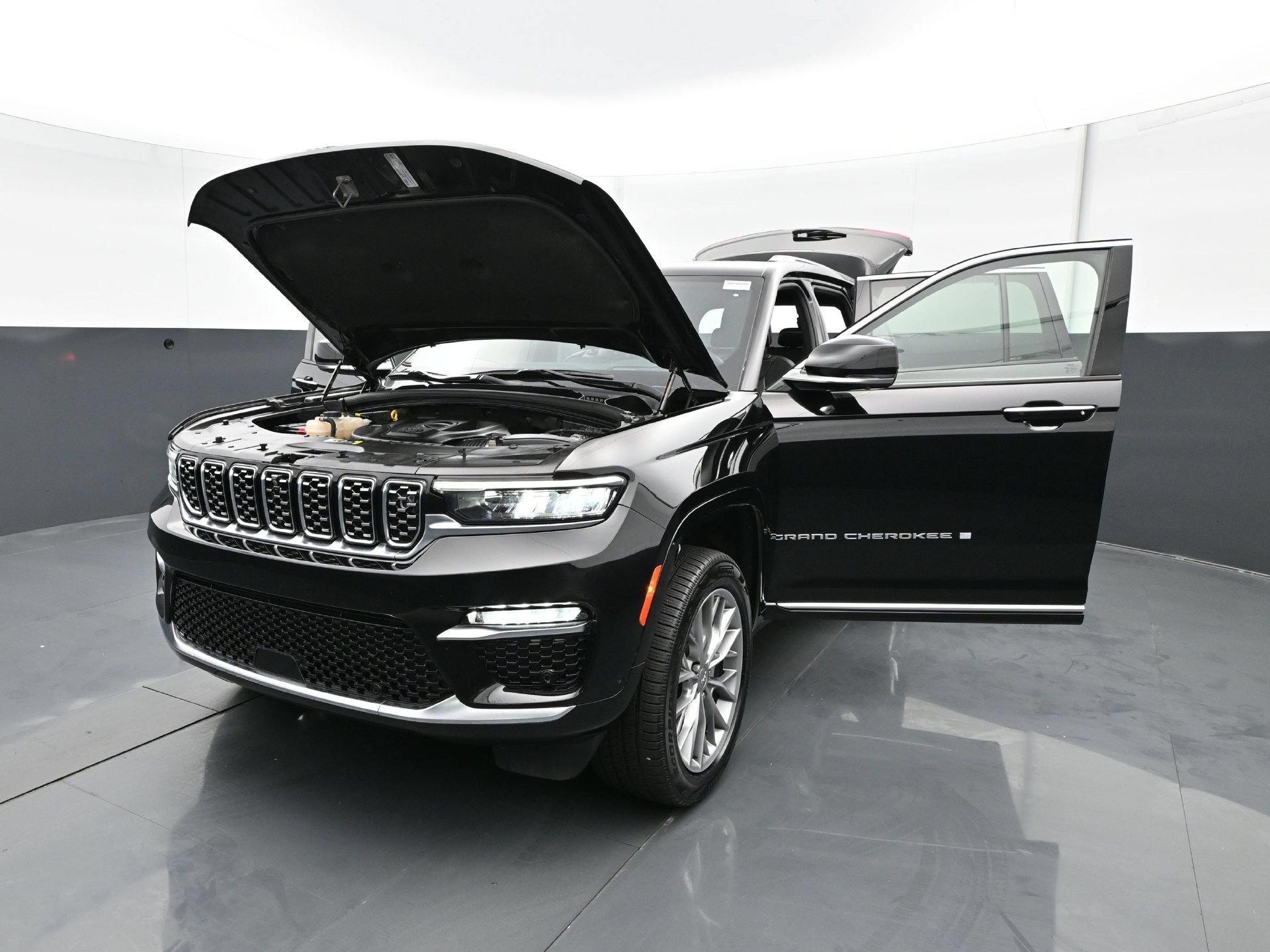 Used 2023 Diamond Black Crystal Pearlcoat Jeep Summit image 32