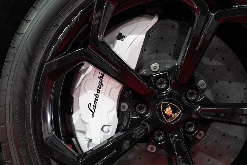 Used 2019  Lamborghini Base image 26