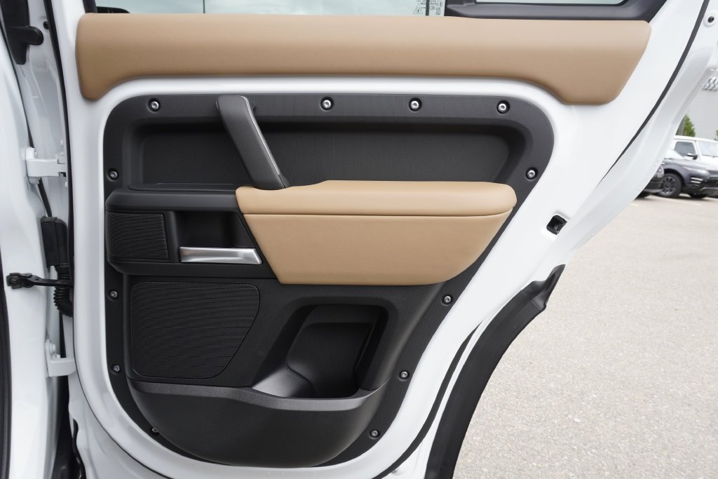 New 2026 Fuji White Land Rover X-Dynamic SE image 25
