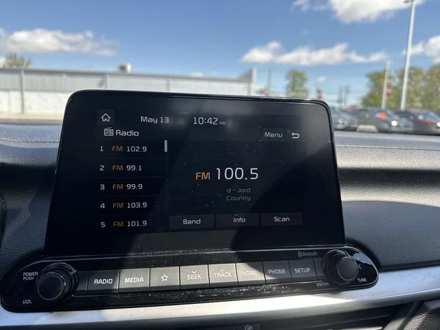 Used 2021 White Kia LXS image 14