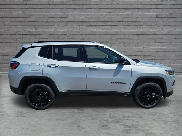 New 2026 Silver Zynith Metallic Clearcoat Jeep Latitude image 6