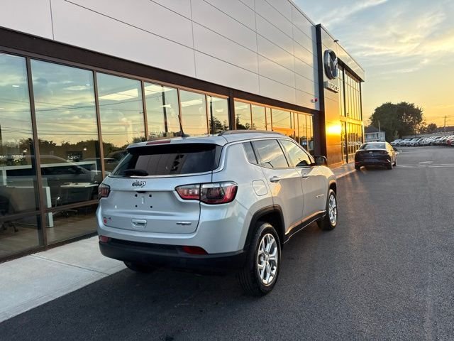 Used 2024 Silver Jeep Latitude image 3