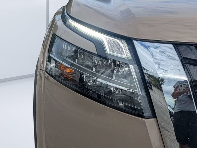 Used 2024 Beige Nissan Platinum image 9