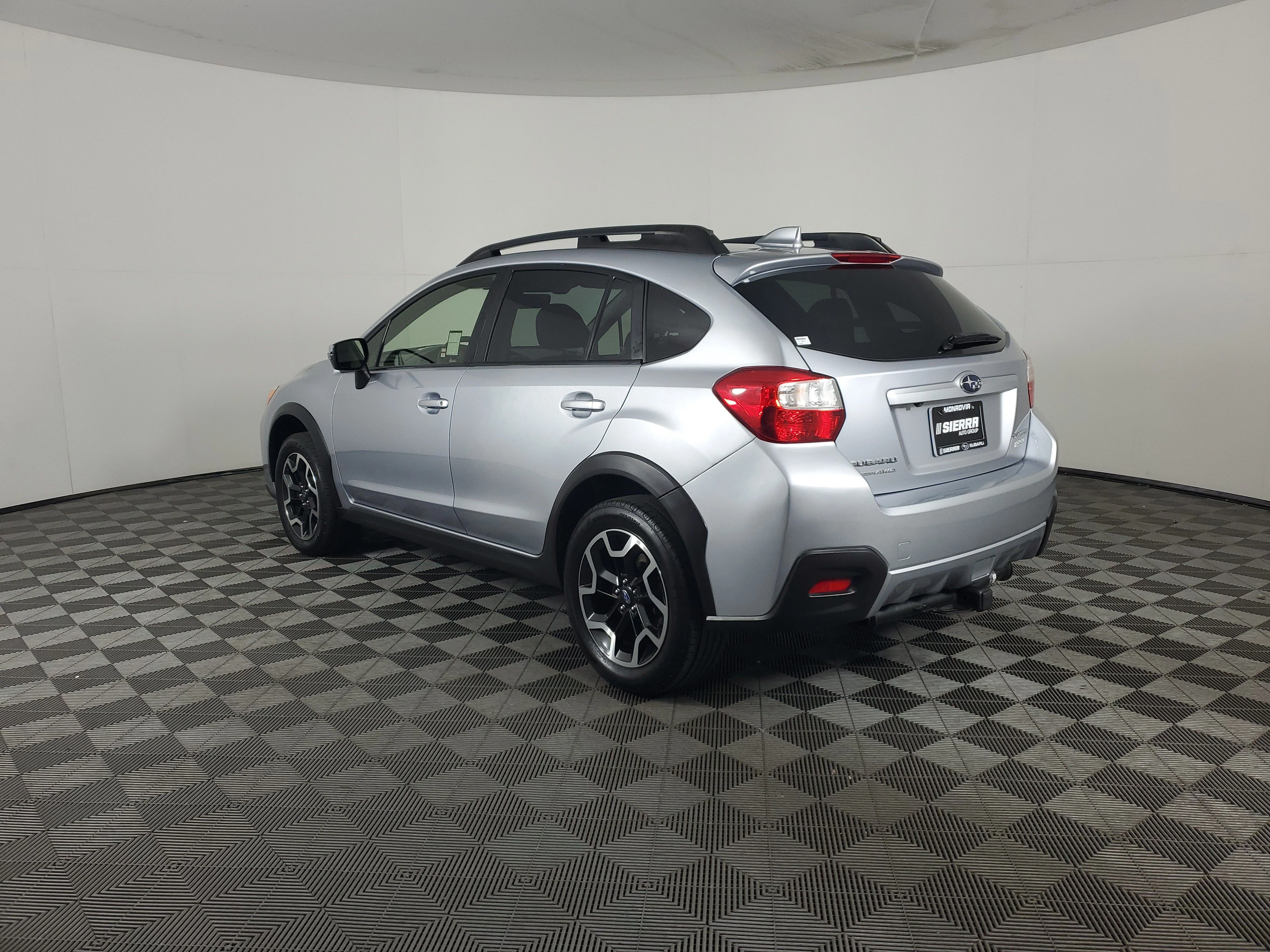 Used 2017 Ice Silver Metallic Subaru Limited image 6
