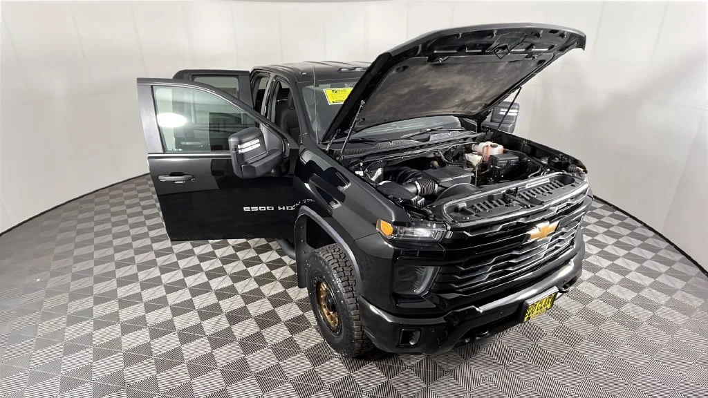 Used 2025 Black Chevrolet Custom image 34