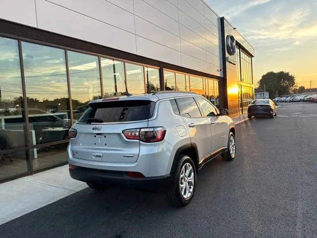 Used 2024 Silver Jeep Latitude image 3