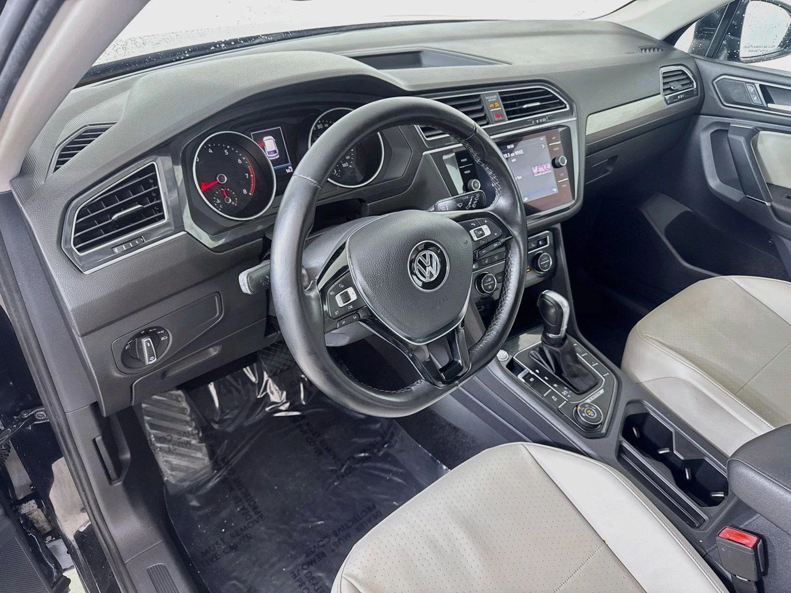 Used 2018 Deep Black Pearl Metallic Volkswagen SE image 9