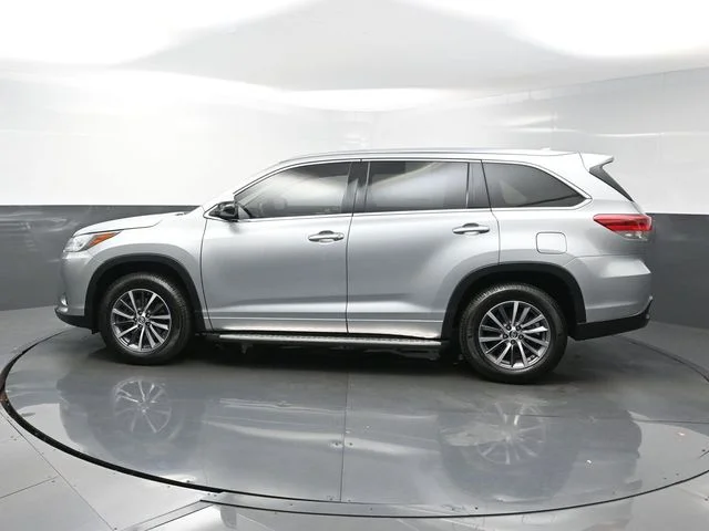 Used 2017 Silver Toyota XLE image 4