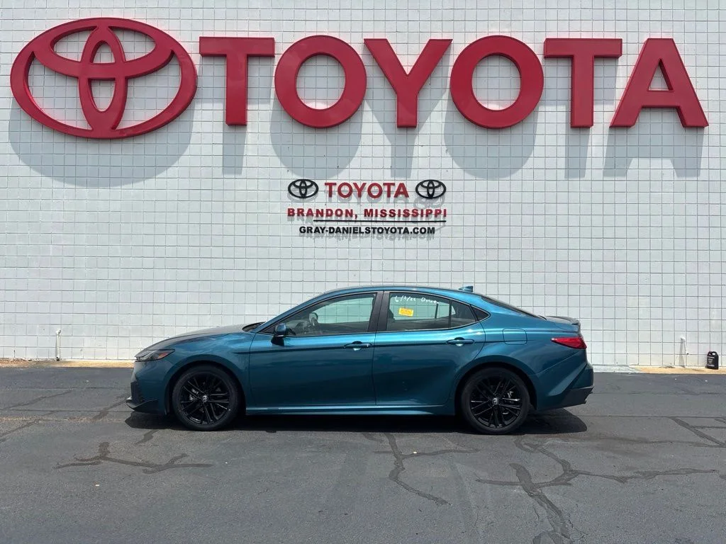 Used 2025  Toyota SE image 5