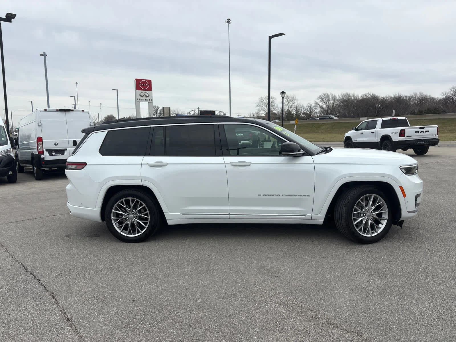 Used 2024 Bright White Clearcoat Jeep Summit image 10