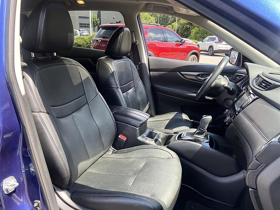 Used 2017 Caspian Blue Nissan SL image 17
