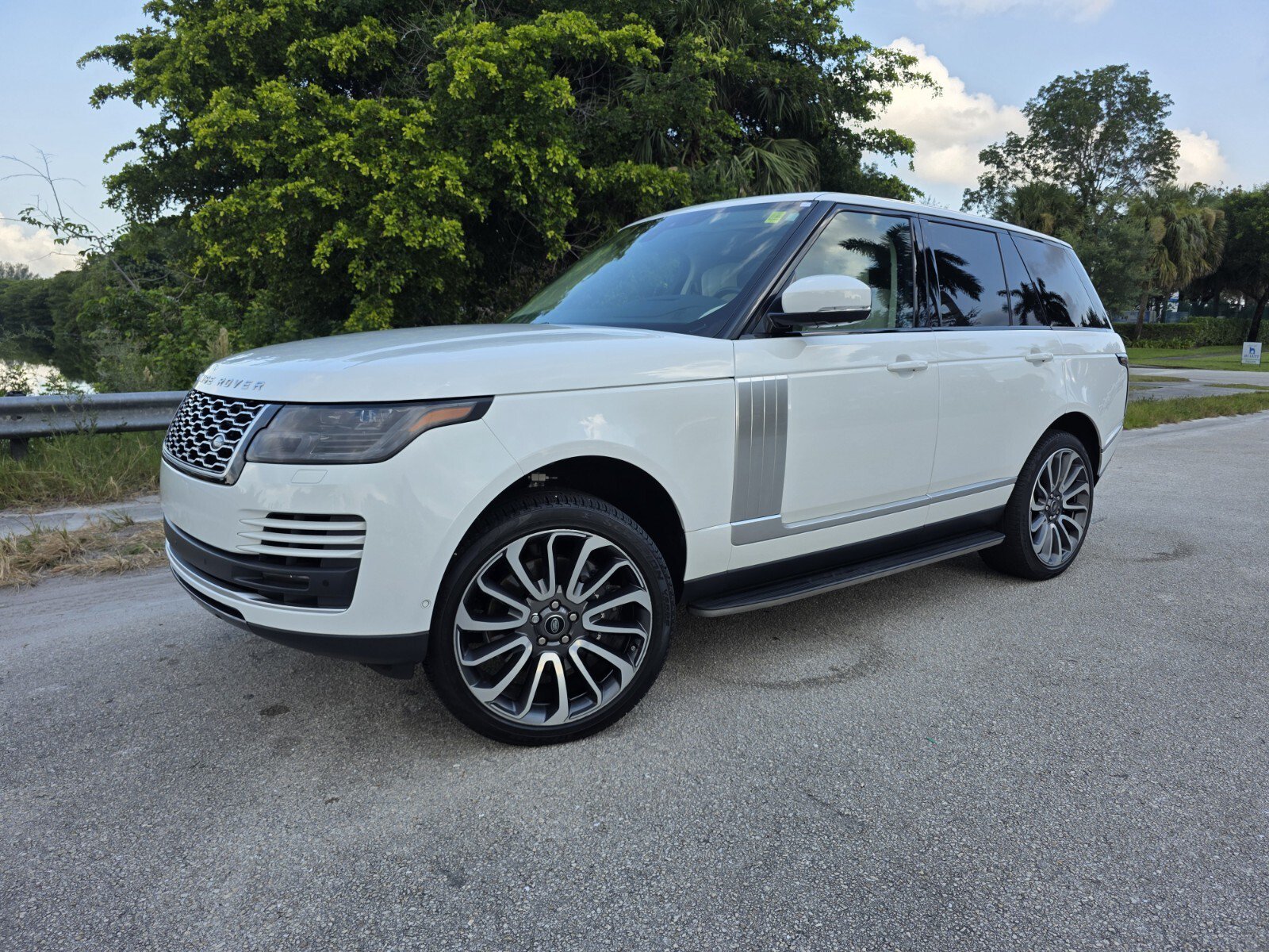 Used 2021 Ivory Land Rover P525 Westminster image 1