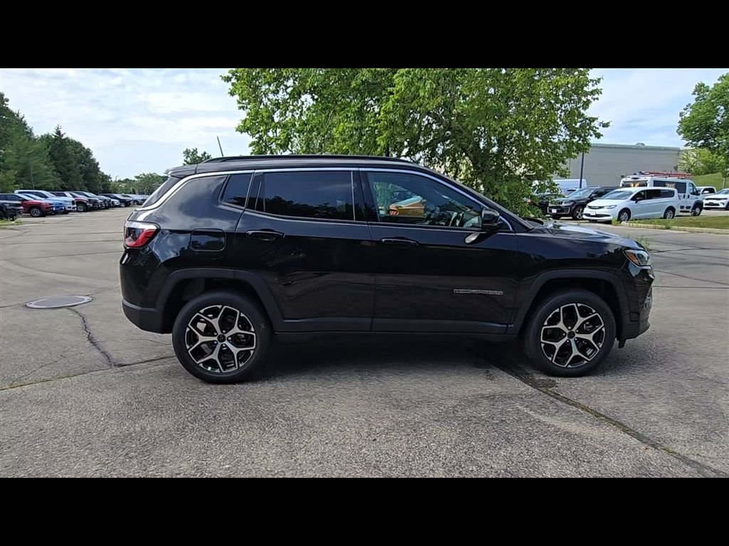 New 2026 Diamond Black Crystal Pearl-Coat Exterior Paint Jeep Limited image 8
