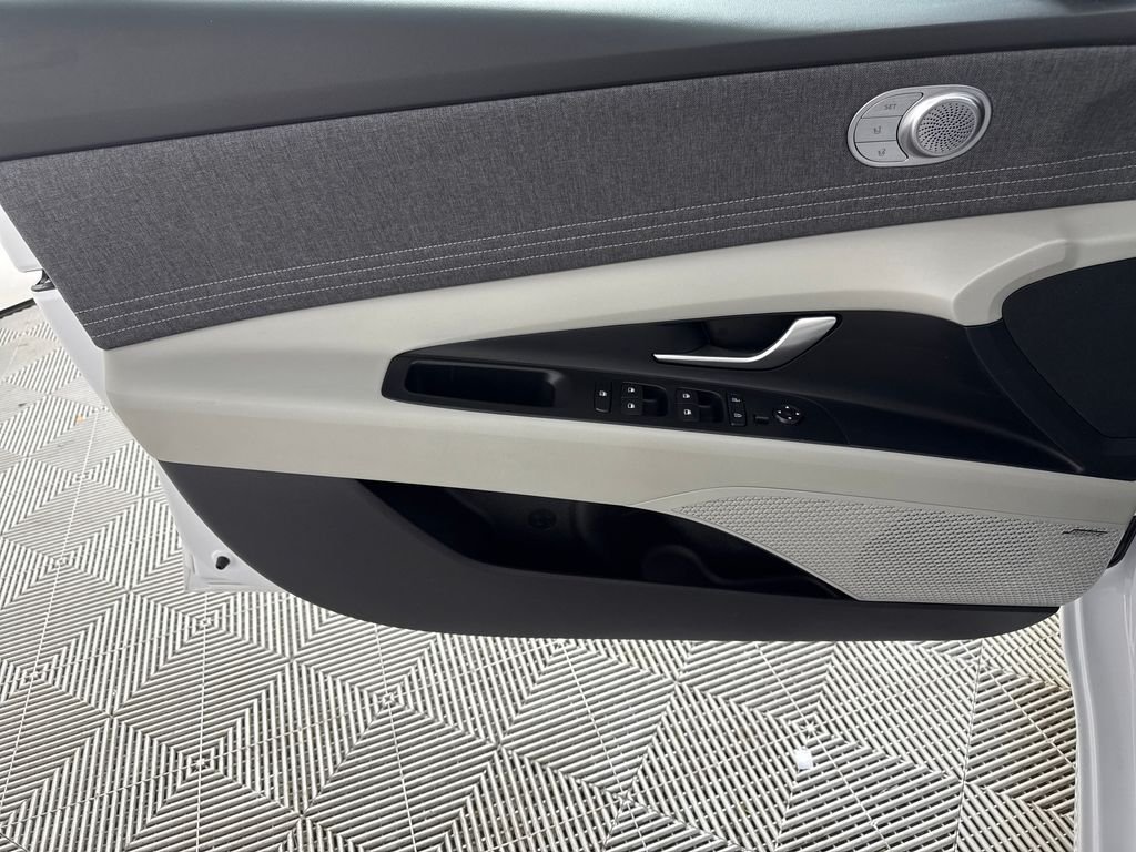 2025 Hyundai Elantra Limited - Photo 12