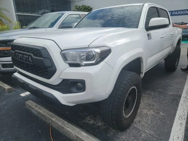 Used 2017 White Toyota SR5 image 3