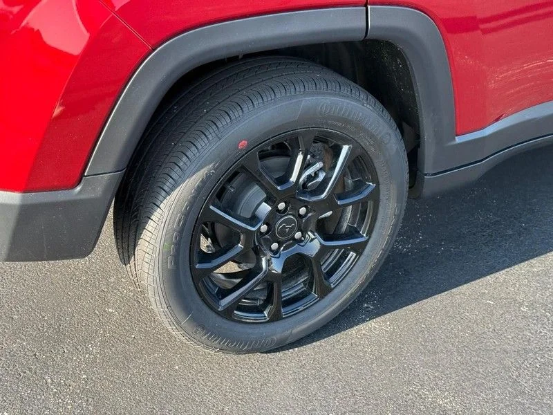 New 2026 Red Hot Pearl-Coat Exterior Paint Jeep Latitude image 4