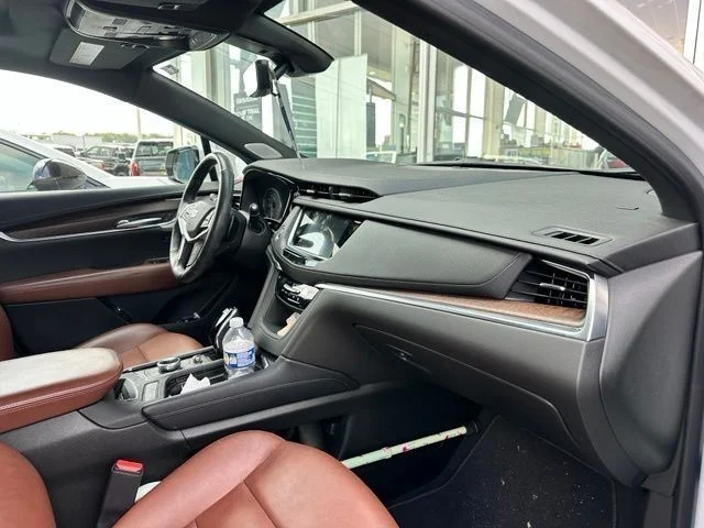 Used 2025 White Cadillac Premium Luxury image 9