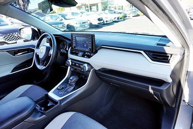 Used 2021 Silver Toyota XLE image 11