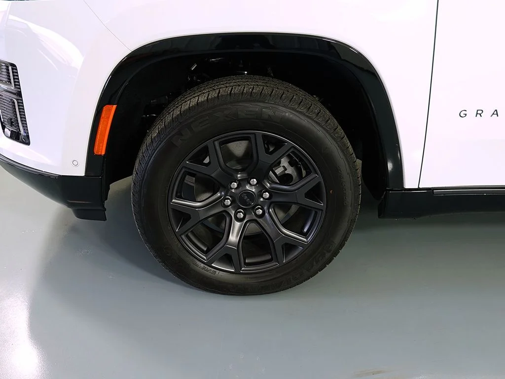 New 2026 Bright White Clear-Coat Exterior Paint Jeep Limited Altitude image 9