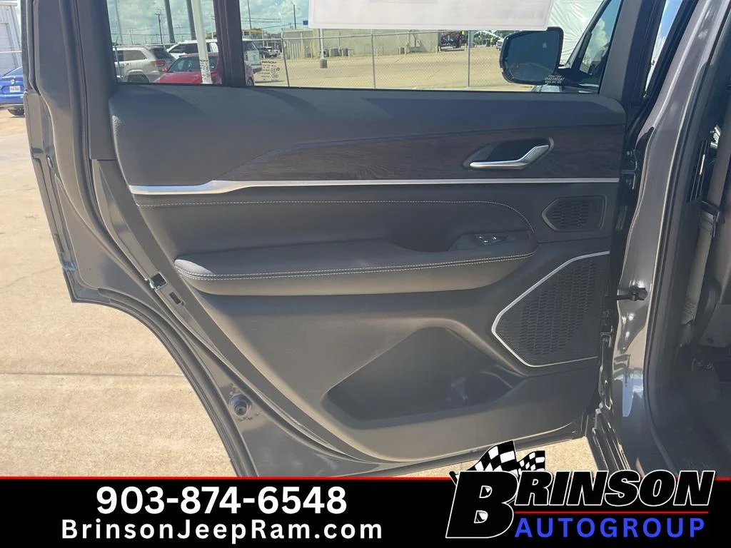 New 2026 Baltic Gray Metallic Clear-Coat Exterior Paint Jeep Limited Reserve image 7