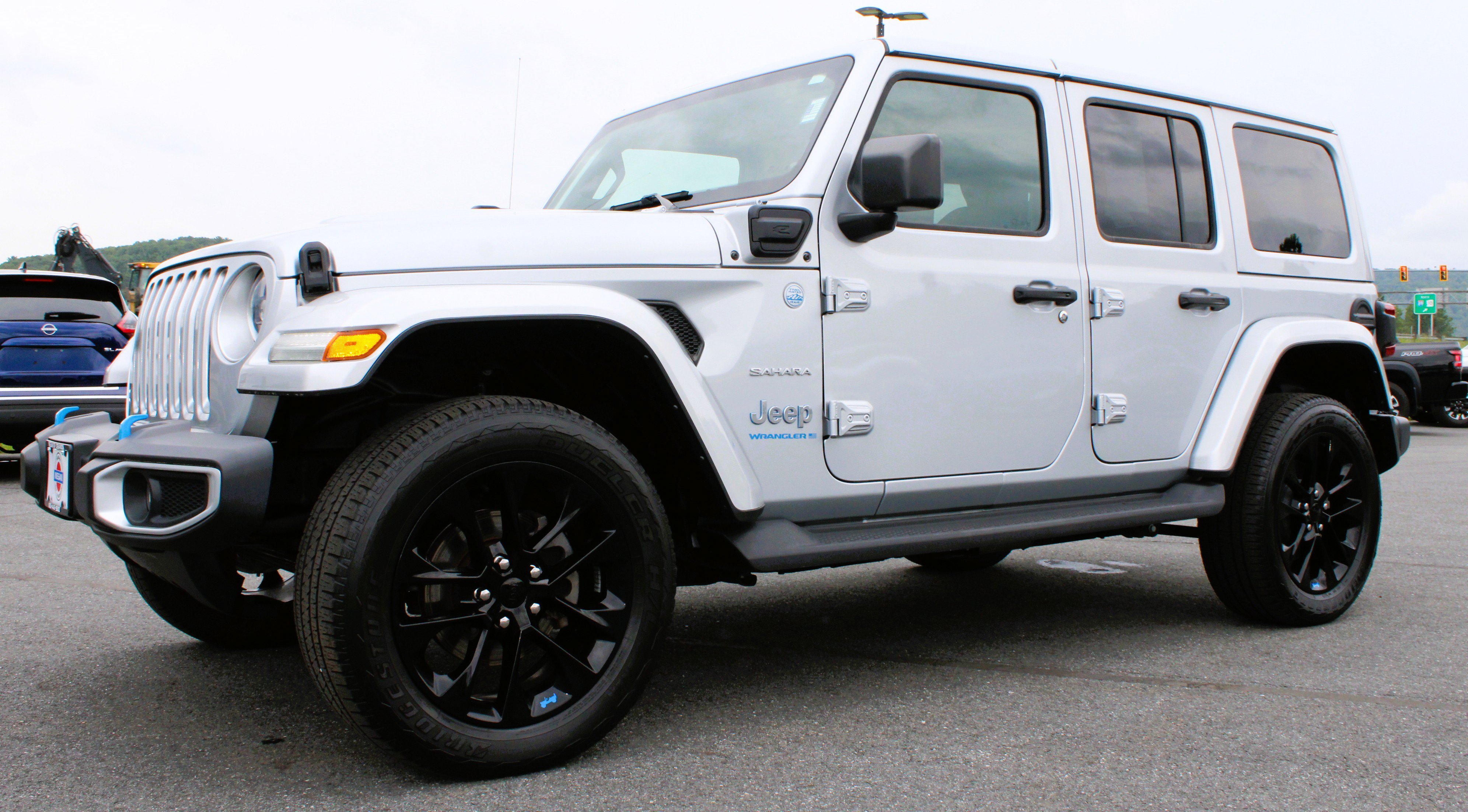 Used 2023 Silver Zynith Clearcoat Jeep Sahara image 14