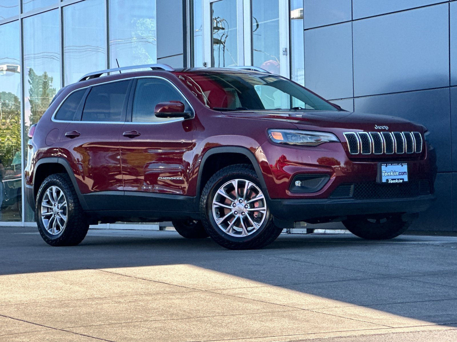 Used 2019 Velvet Red Pearlcoat Jeep Latitude Plus image 2