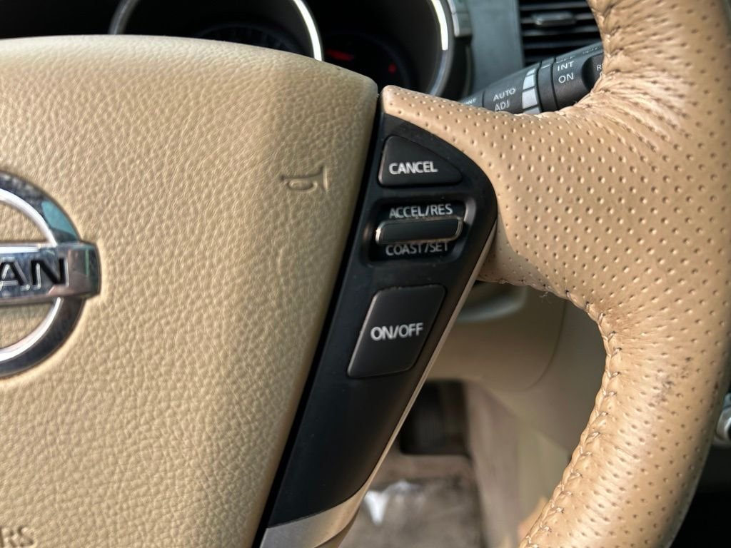 Used 2011 Red Nissan SL image 19