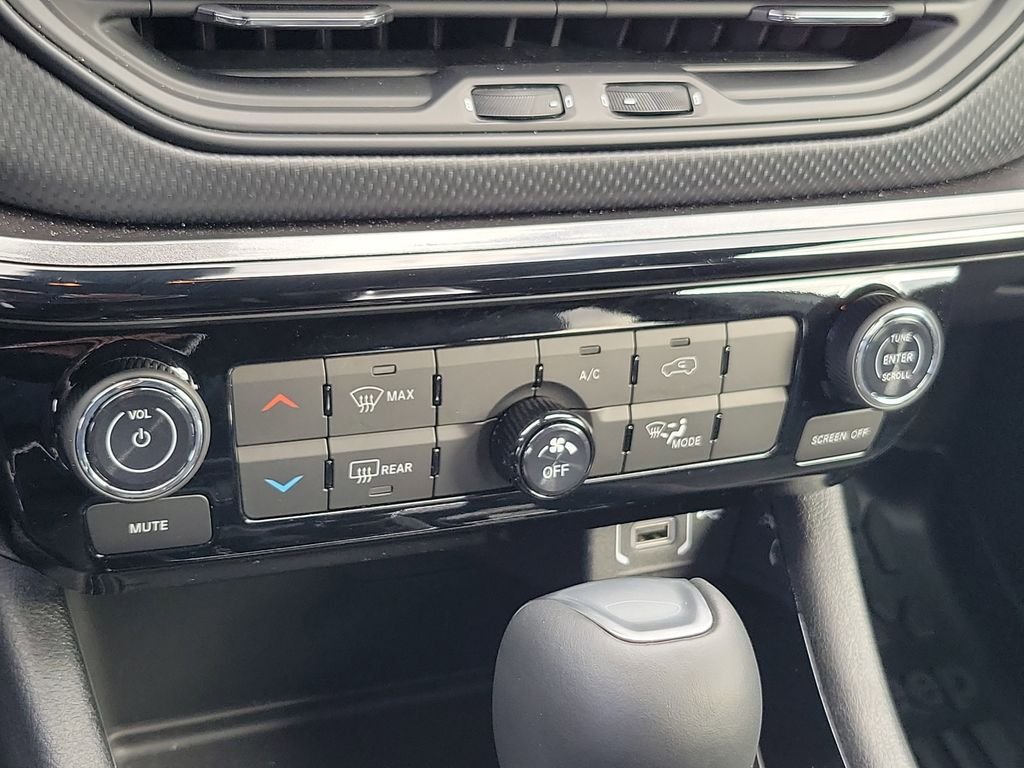 New 2026 Bright White Clearcoat Jeep Latitude image 27