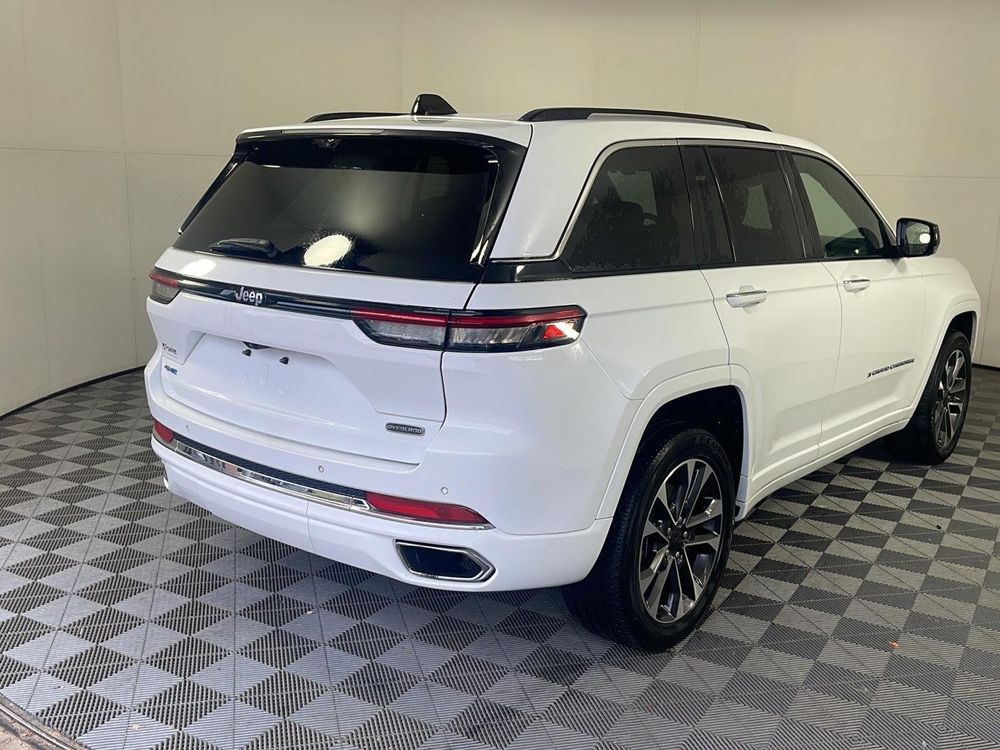 Used 2023 Bright White Clearcoat Jeep Overland image 10