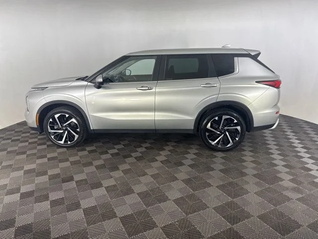Used 2023  Mitsubishi SE image 8