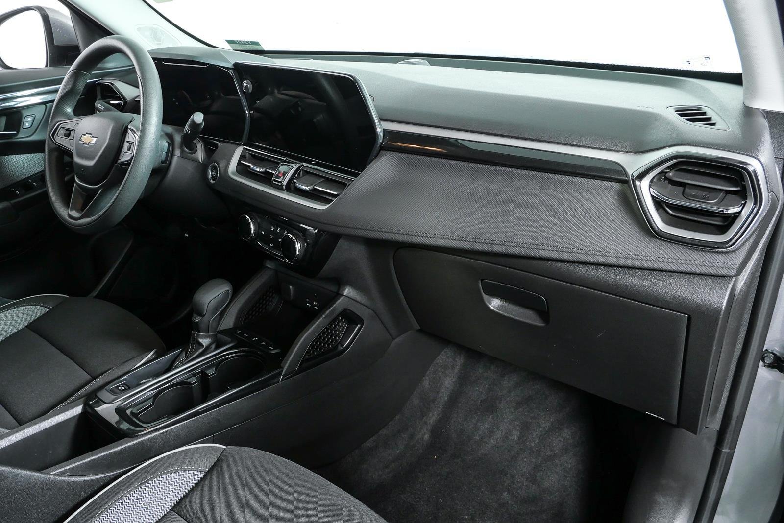 Used 2025 Sterling Gray Metallic Chevrolet LT image 21
