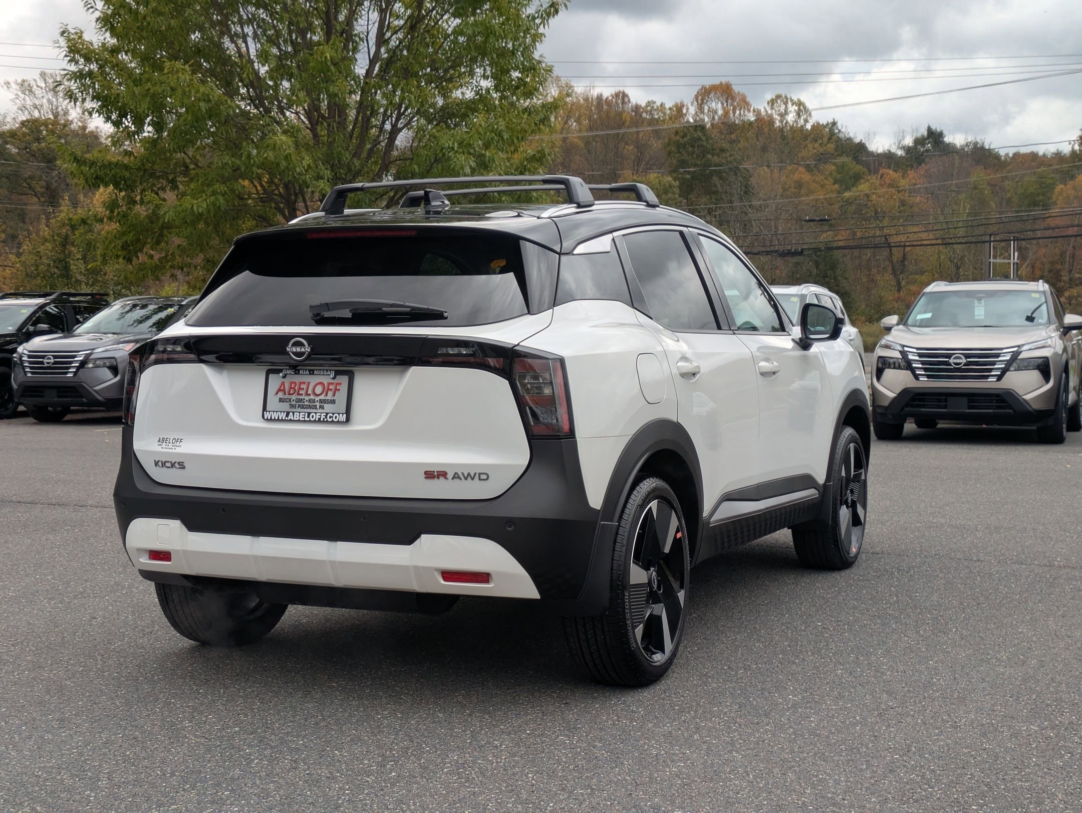 2026 Nissan Kicks SR photo 4