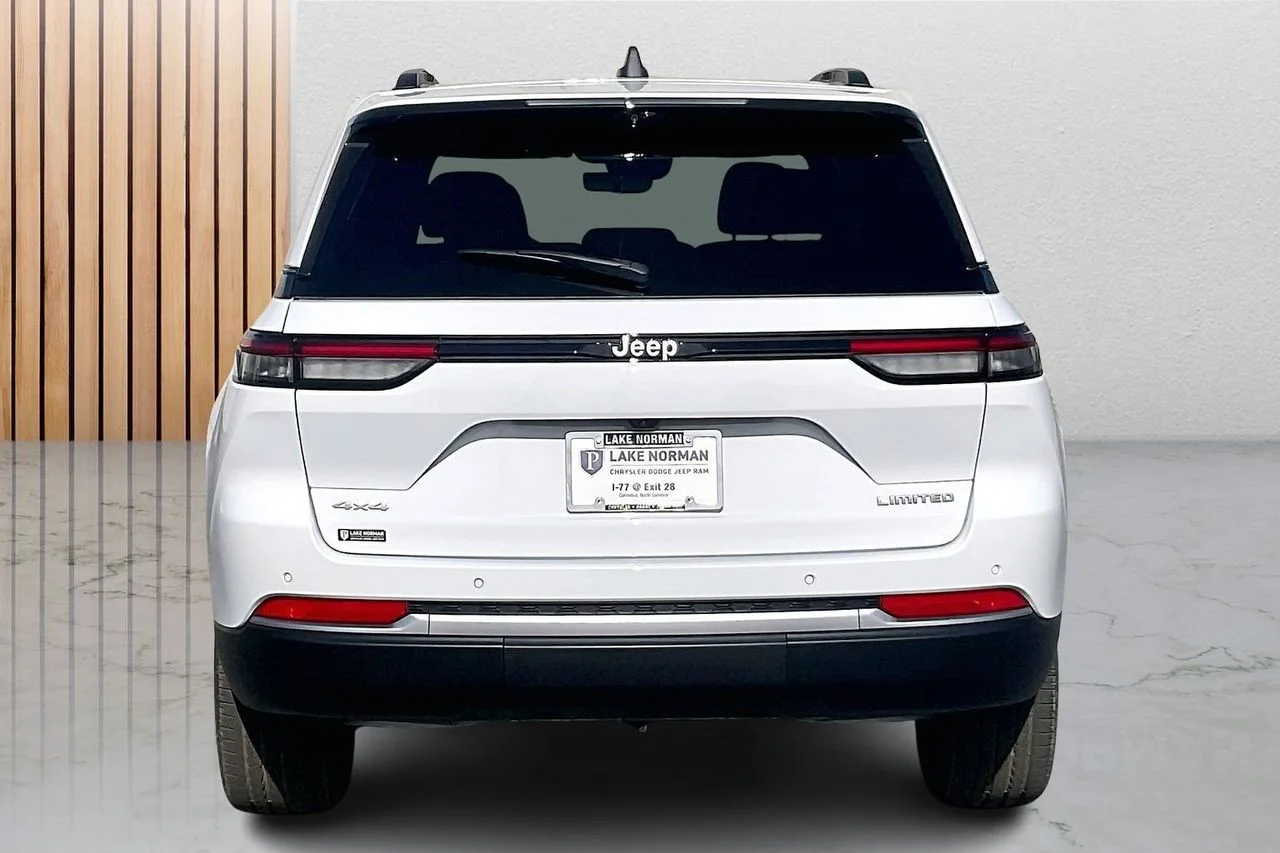 New 2026 Bright White Clear-Coat Exterior Paint Jeep Limited image 8