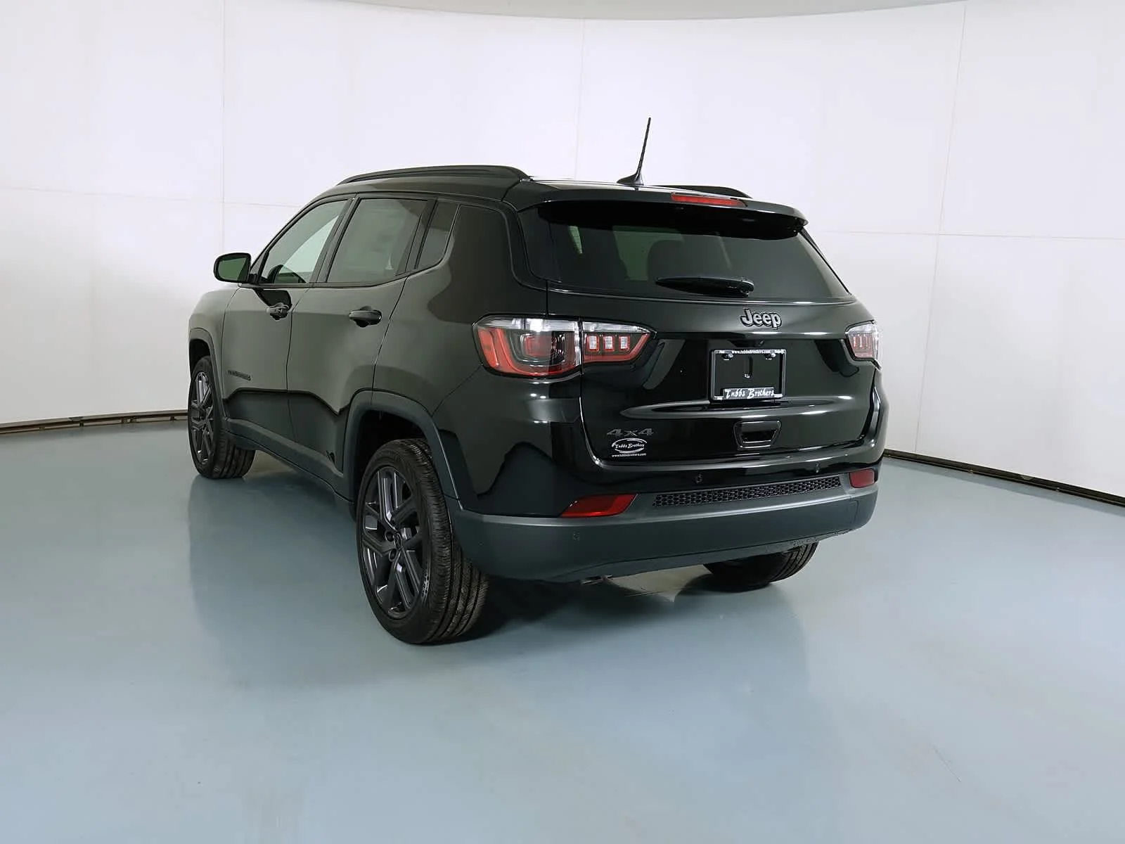 New 2026 Diamond Black Crystal Pearl-Coat Exterior Paint Jeep Limited Altitude image 10