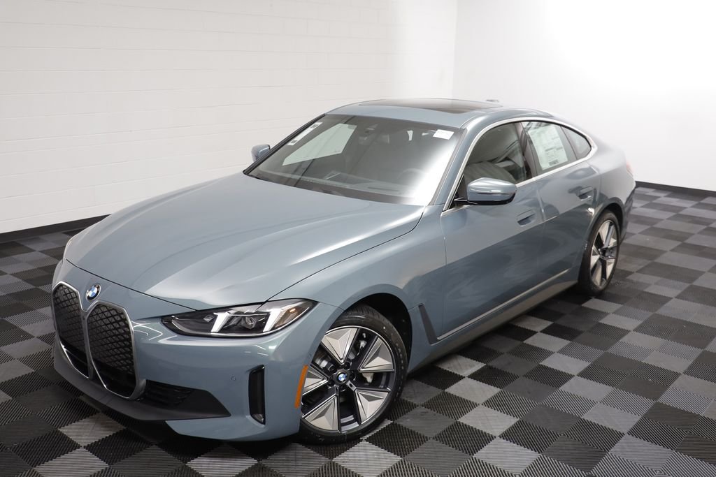 New 2026 Cape York Green Metallic BMW xDrive40 image 2
