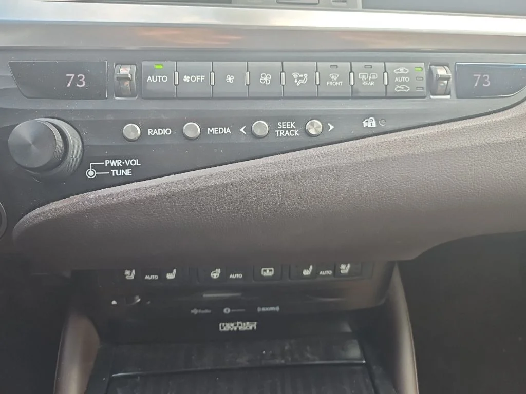 Certified Used 2020 EMINENT WHITE PEARL Lexus 300h Ultra Luxury image 20