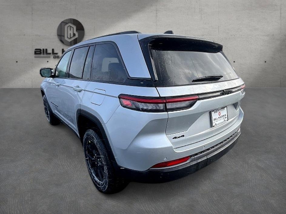 New 2026 Silver Zynith Exterior Paint Jeep Laredo Altitude image 9