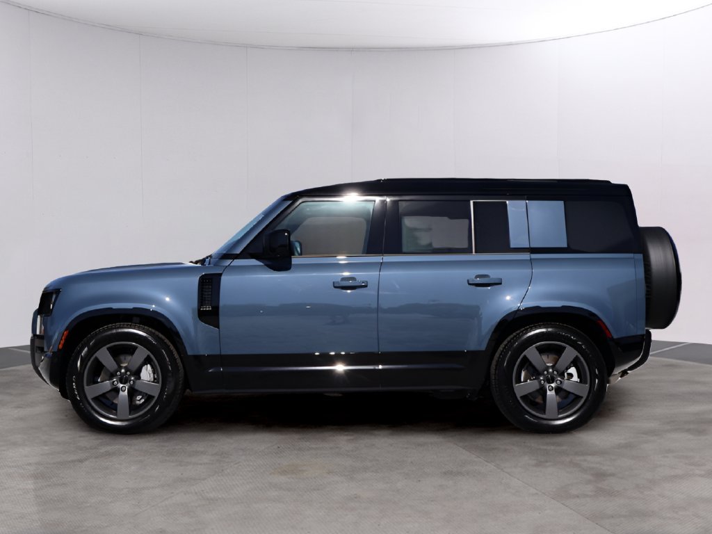 Used 2026 Tasman Blue Metallic Land Rover X-Dynamic SE image 4