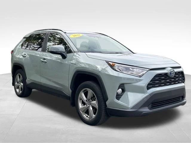 Used 2021  Toyota XLE Premium image 17