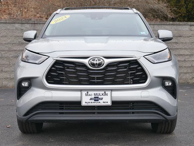 Used 2024  Toyota  image 2