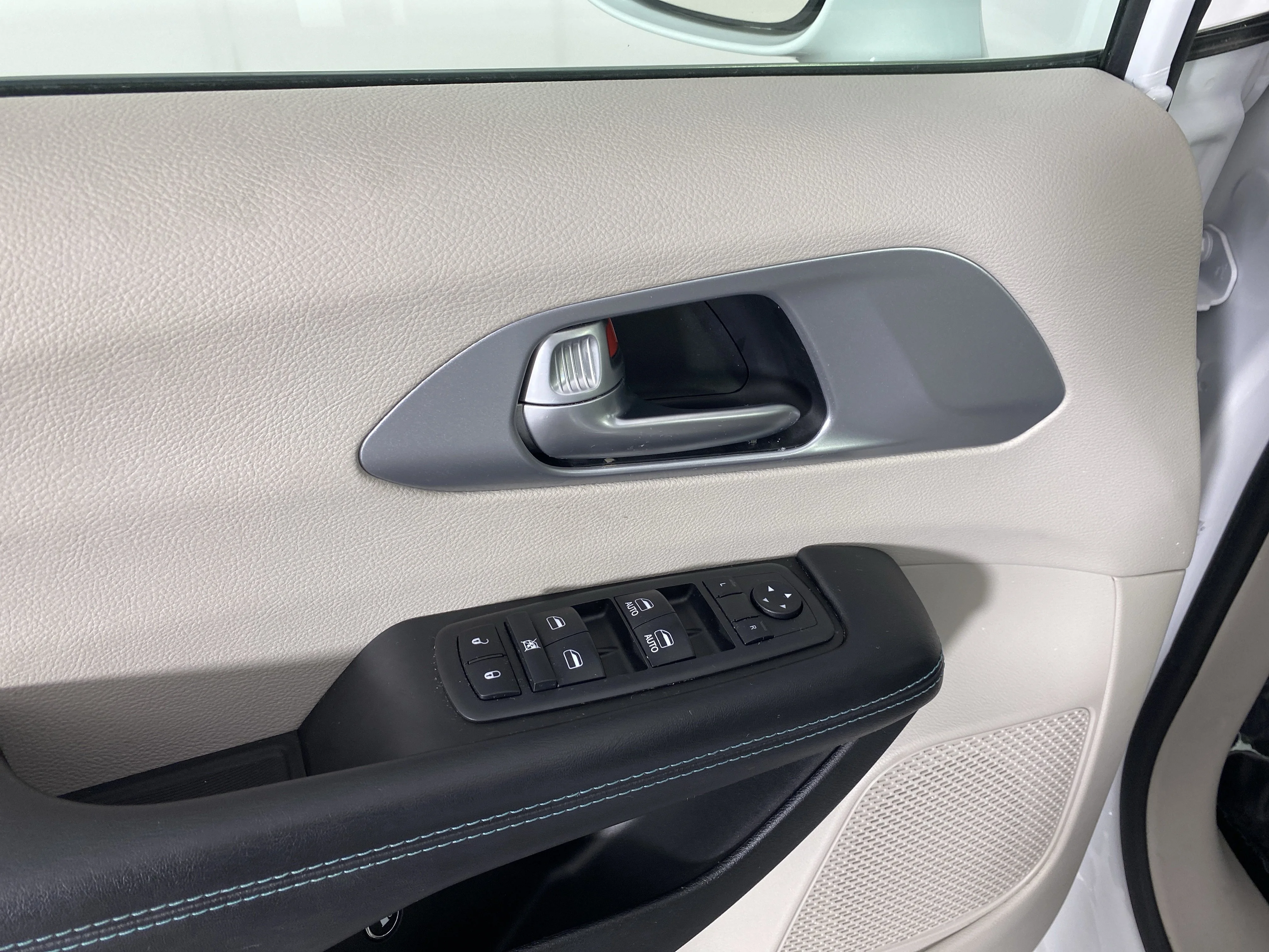Used 2018 Bright White Clearcoat Chrysler Hybrid Touring Plus image 13