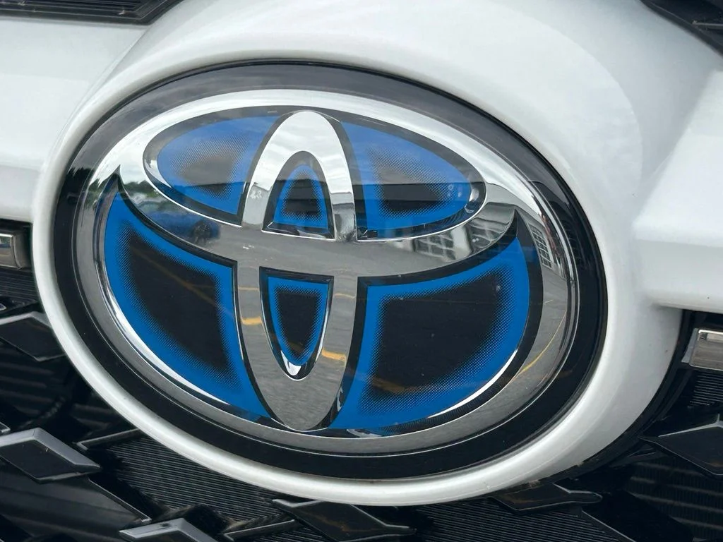 Used 2023 White Toyota SE image 35