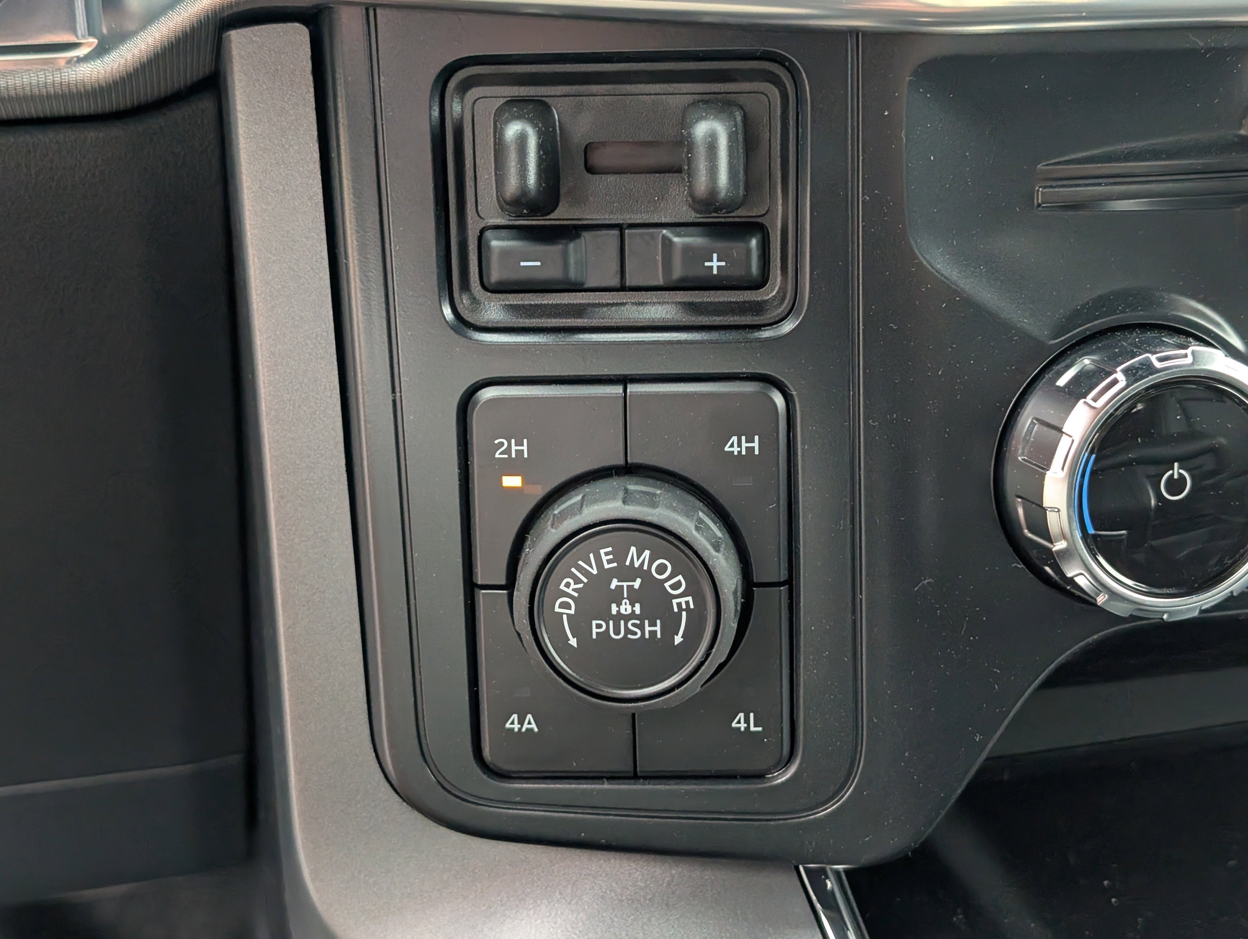 New 2026 Oxford White FORD Lariat® image 28