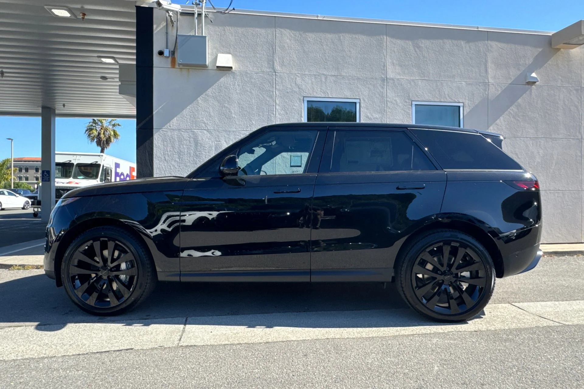 New 2026 Santorini Black Land Rover SE image 5