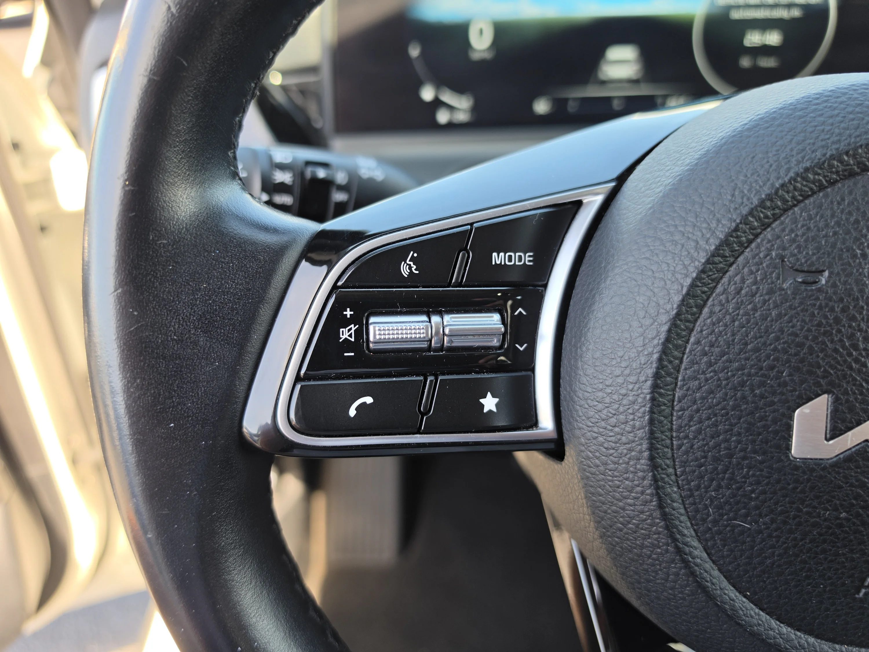 Used 2024 Clear White/Black Roof Kia X-Line image 33