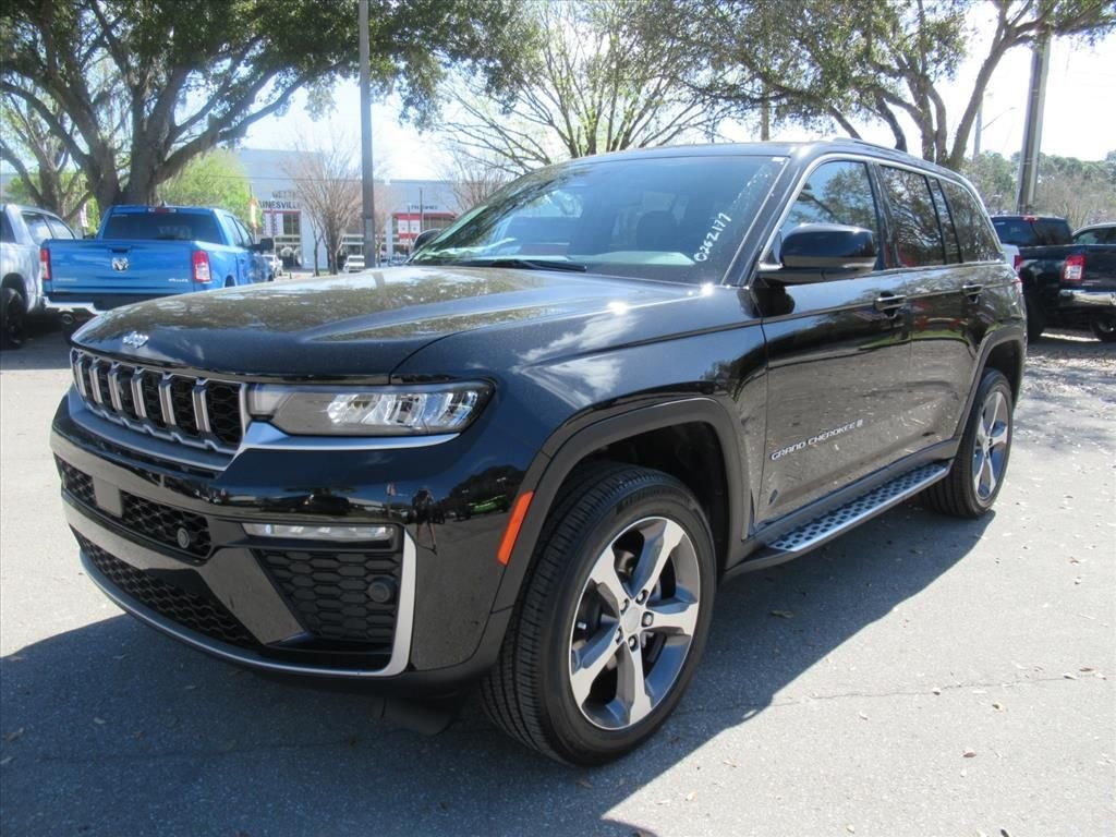New 2026 Diamond Black Crystal Pearl-Coat Exterior Paint Jeep Limited image 3