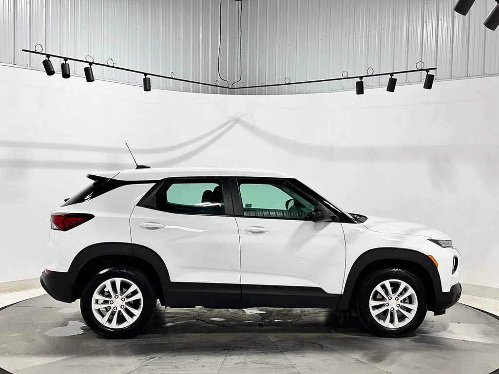 Used 2023 SUMMIT WHITE Chevrolet LS image 10